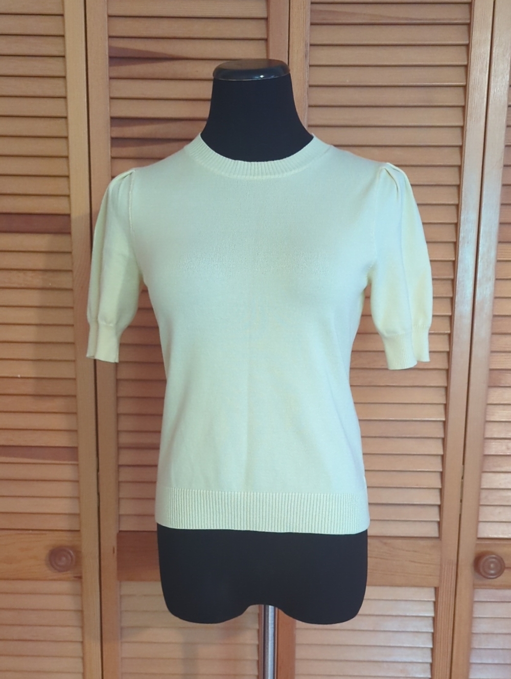 Cynthia Rowley Soft Pastel Yellow Crewneck Short Sleeve Sweater Size Small